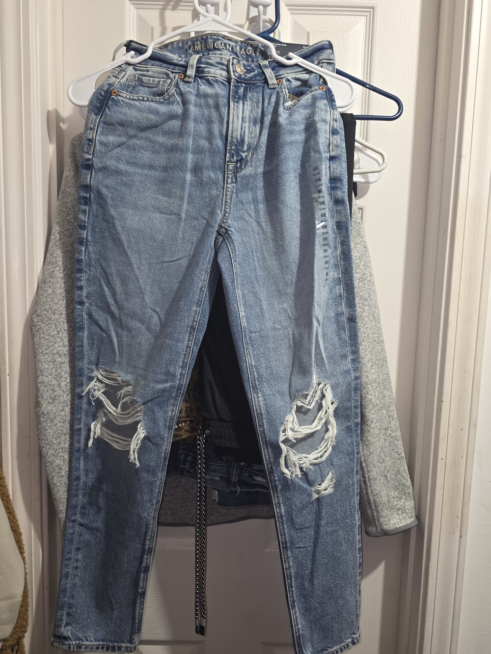 American Eagle Outfitters Light Blue Distressed Women's  Mom Jeans